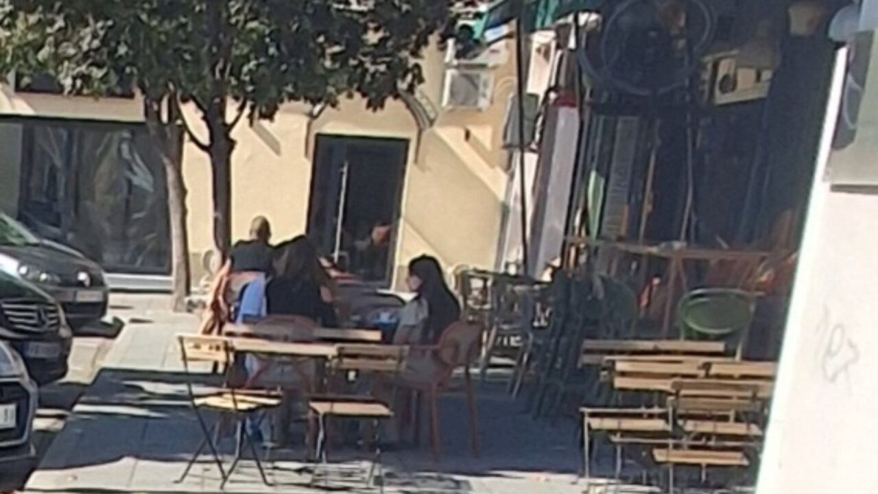 Trotoari zarobljeni baštama: Zašto komunalci žmure u Požarevcu?