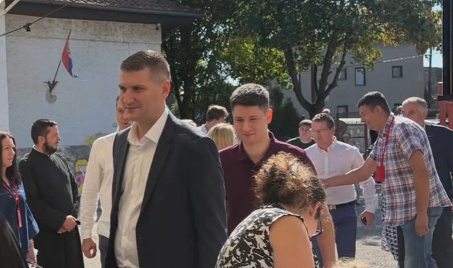Predizborna atmosfera u Drmnu: Jagnjetina, funkcioneri i „budući penzioneri“ EPS-a.
