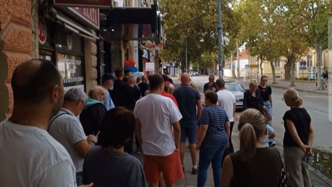 REDOVI DO KASNO U NOĆ: Građani Požarevca masovno podržali studentsku listu!