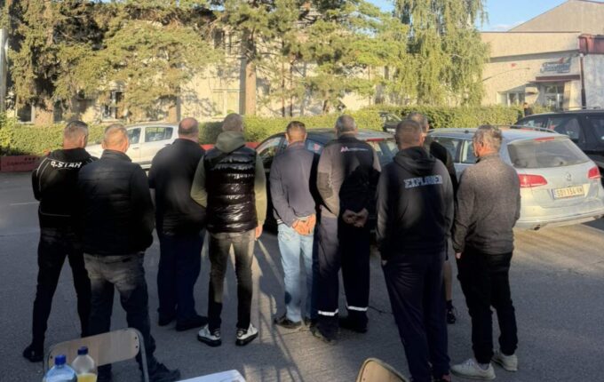 Radnici „Mitcom transa“ ispred direkcije „Autotransporta“: Zbog duga od 30 miliona dinara ugrožene plate i opstanak firme