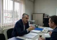 Sve u svoje vreme: Kako biznisi i politika kroje sudbinu lokalne zajednice.