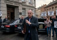 NEVIĐENA BAHATOST NAKON IZBORA: Propisi za njih ne postoje, službeni automobili lete, a radna mesta zjape prazna!