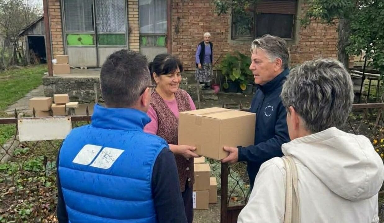 Funkcionerska kampanja bez stida: Podela paketa u kutijama pod velom lažne humanosti.