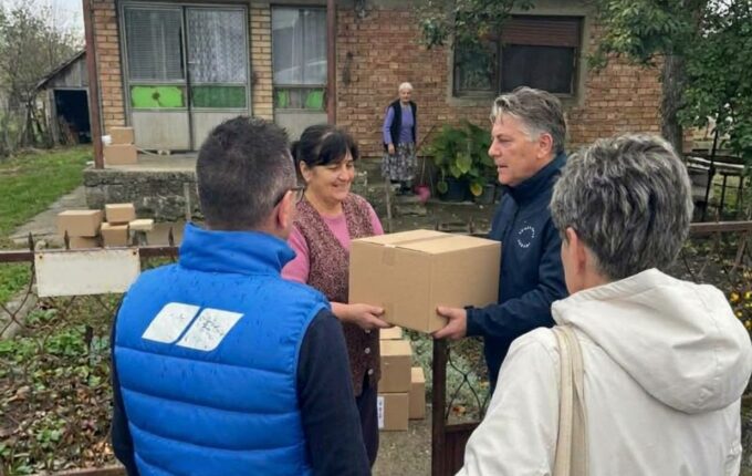 Funkcionerska kampanja bez stida: Podela paketa u kutijama pod velom lažne humanosti.
