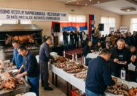 NARODNO VESELJE SA TUĐIM NOVČANIKOM: Vruće pečenje i pleh-muzika za najvernije aktiviste.