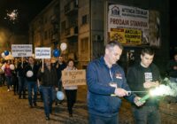 Kad vozači otvaraju vrata nogom: Pozadina lokalnog SNS skupa u Požarevcu.