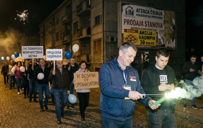 Kad vozači otvaraju vrata nogom: Pozadina lokalnog SNS skupa u Požarevcu.