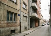 Slepljena zgrada u Voje Dulića: Stanarima i lokalima preko puta Galerije u potpunosti zaklonjena svetlost.