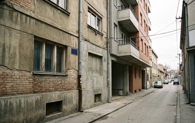 Slepljena zgrada u Voje Dulića: Stanarima i lokalima preko puta Galerije u potpunosti zaklonjena svetlost.